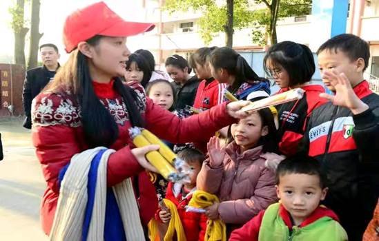 用涓涓爱泉去灌溉斑斓的花朵  ——记隆回县特别教育黉舍教师、良好自愿者曾江慧