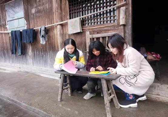 用涓涓爱泉去灌溉斑斓的花朵  ——记隆回县特别教育黉舍教师、良好自愿者曾江慧