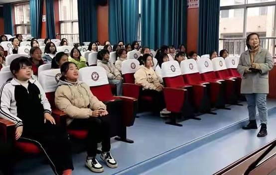 邵阳市四中举办“青春期健康知识”讲座受中门生迎接