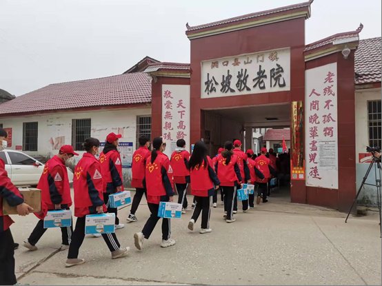 洞口四中自愿者赴松坡敬老院开展学雷锋运动