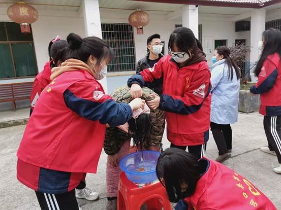 洞口四中自愿者赴松坡敬老院开展学雷锋运动