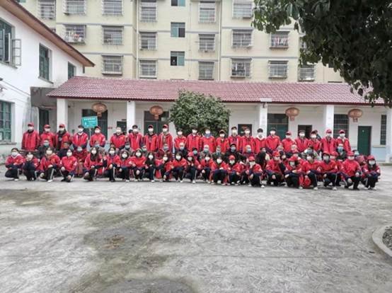 洞口四中自愿者赴松坡敬老院开展学雷锋运动