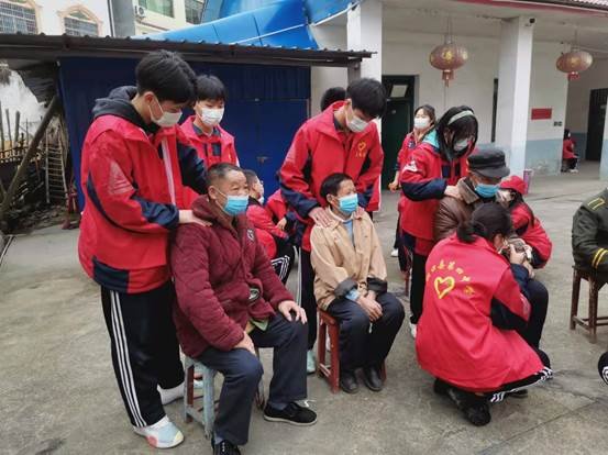 洞口四中自愿者赴松坡敬老院开展学雷锋运动