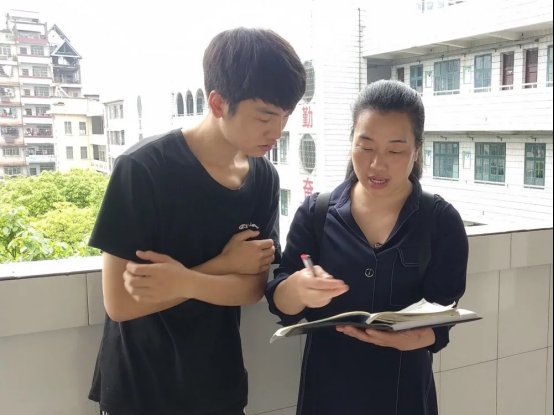 宝剑锋从磨砺出 梅花香自苦寒来║邵东市城区第一完全小学举行实习教师汇报课运动