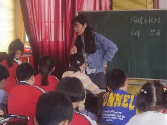 宝剑锋从磨砺出 梅花香自苦寒来║邵东市城区第一完全小学举行实习教师汇报课运动