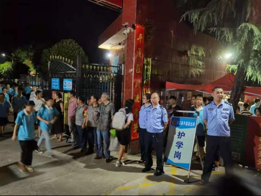 洞口县花古中学警校共建“护学岗”，筑牢校园“安全网”