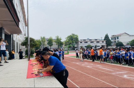 新邵县严塘镇中学举行了禁毒宣誓仪式暨大签名运动