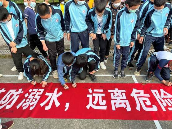 体验式防溺水应急演练  筑牢师生安全“生命线”——洞口县管竹中学开展防溺水应急演练运动