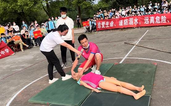 体验式防溺水应急演练  筑牢师生安全“生命线”——洞口县管竹中学开展防溺水应急演练运动