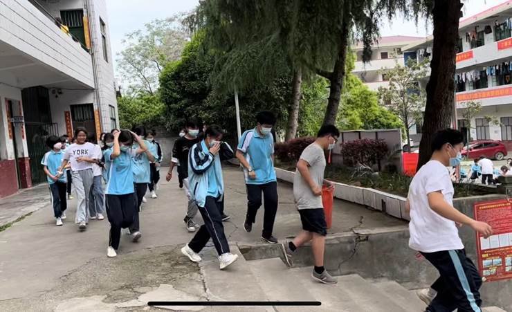 洞口县管竹中学开展紧急疏散演练运动