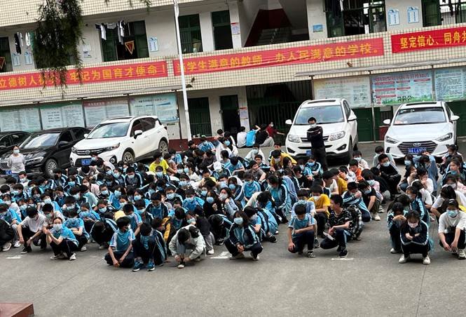 洞口县管竹中学开展紧急疏散演练运动