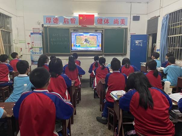 洞口县花古中学集体收看防溺水专题课