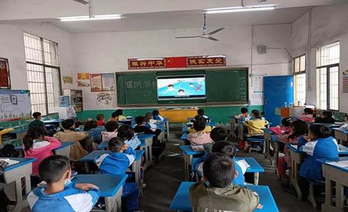 多措并举，谨防溺水——金称市镇中间完小防溺水系列运动