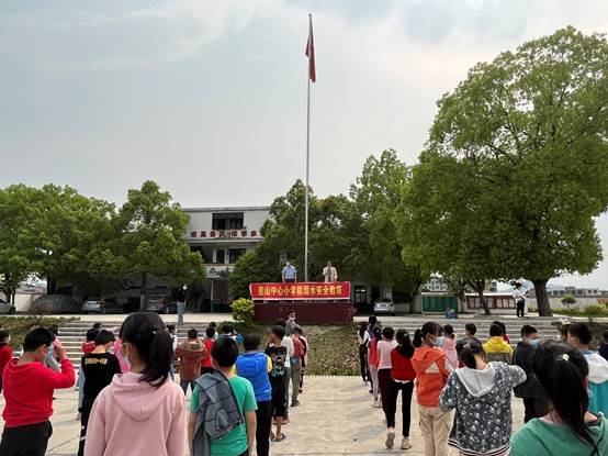 回龙寺镇莲山中间小学开展“保护生命，预防溺水”安全教育宣传运动