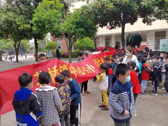 邵阳县下花桥镇中间完全小学开展防溺水安全大型宣誓暨签名运动