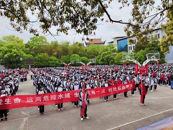 洞口四中开展防溺水安全宣誓暨签名运动