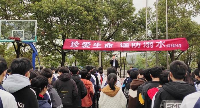 保护生命 谨防溺水——金称市镇中学开展防溺水安全承诺签名教育运动