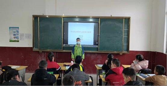 洞口县茶场黉舍开展“网上祭英烈”爱国主义教育运动