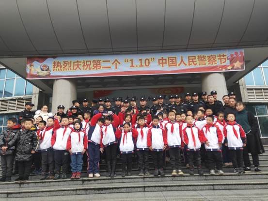 门生进警营，听取“哇”声一片