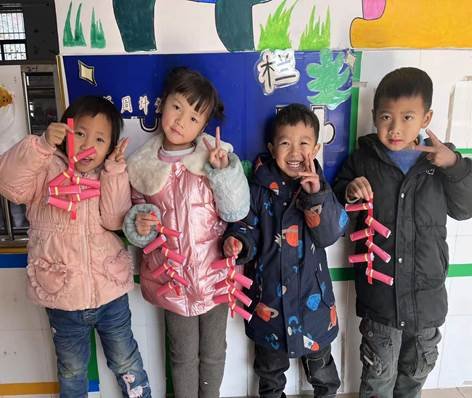 新宁县清江桥乡中间幼儿园开展趣味手工制作运动