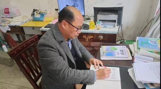 丹心一片育人志 俯首甘为孺子牛