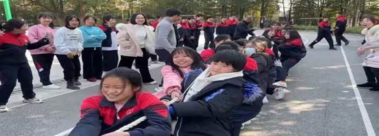 开展阳光体育活动，推动精神文明建设