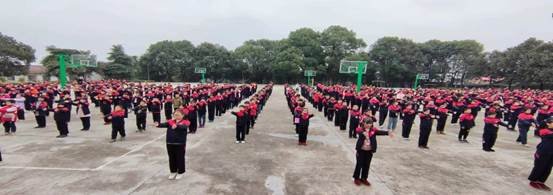 开展阳光体育活动，推动精神文明建设