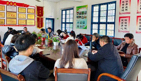 新宁县清江桥乡中间小学召开六年级科任教师工作会议