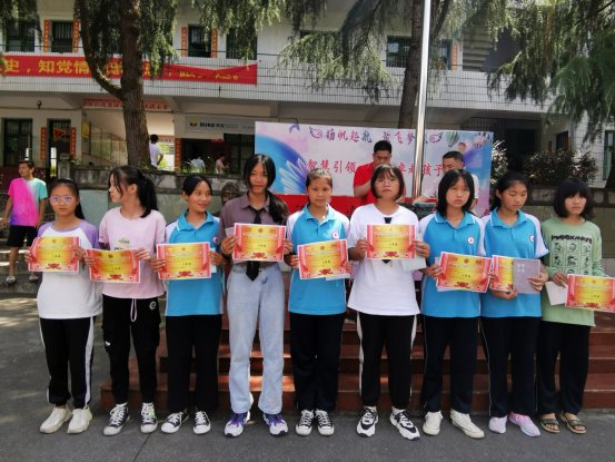 洞口县管竹中学召开体裁运动总结赞誉大会