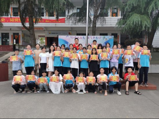 洞口县管竹中学召开体裁运动总结赞誉大会