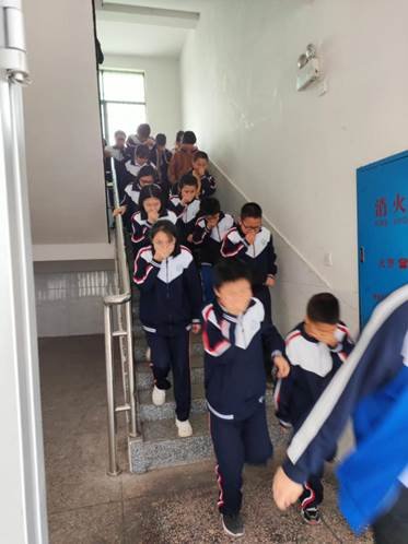 洞口县高沙镇中学开展消防安全疏散演练运动