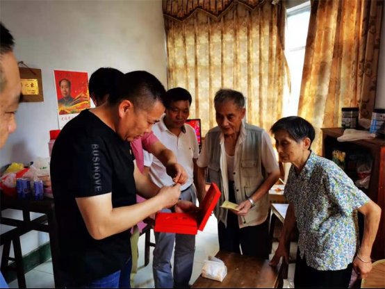 洞口四中党支部发放“光荣在党50年”纪念章暨走访慰问退休困难党员