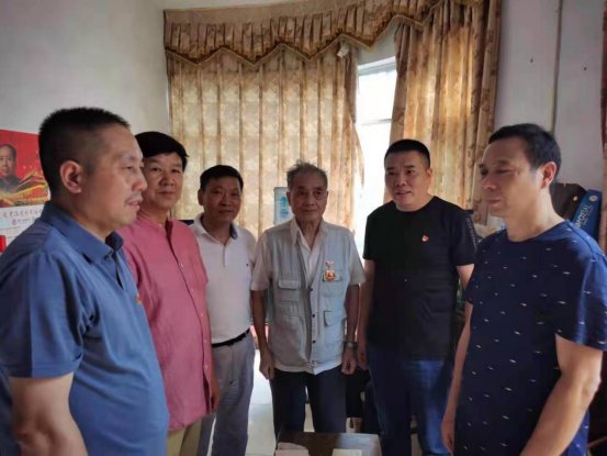 洞口四中党支部发放“光荣在党50年”纪念章暨走访慰问退休困难党员