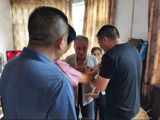 洞口四中党支部发放“光荣在党50年”纪念章暨走访慰问退休困难党员