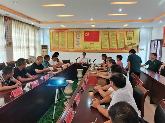 县委副书记郭向荣率队到洞口四中开展教师节慰问运动