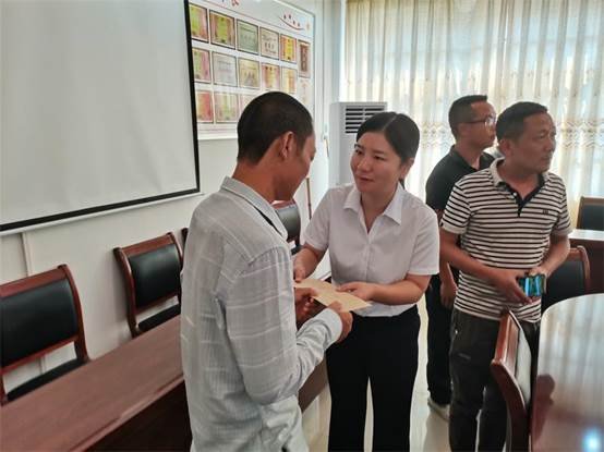 县委副书记郭向荣率队到洞口四中开展教师节慰问运动