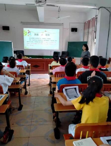 邵阳县白仓镇中间完小举行“生理健康教育观摩讲座”