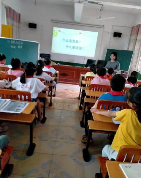 邵阳县白仓镇中间完小举行“生理健康教育观摩讲座”