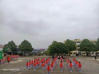 “七彩阳光”伴我成长——新宁县白沙中间小学举行庆元旦体操比赛运动