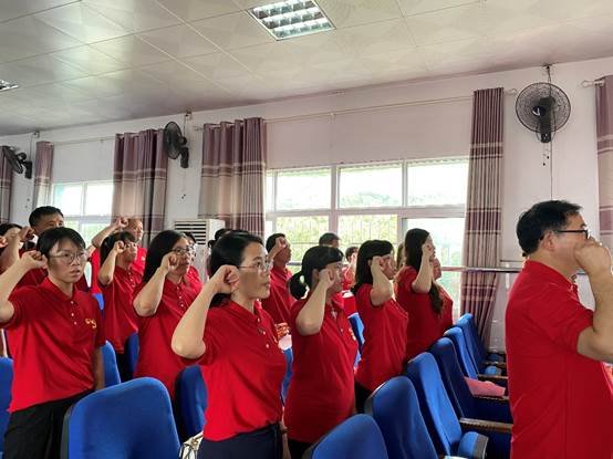 邵阳市东塔小学党支部开展“忆红船百年·承红色精神”主题运动