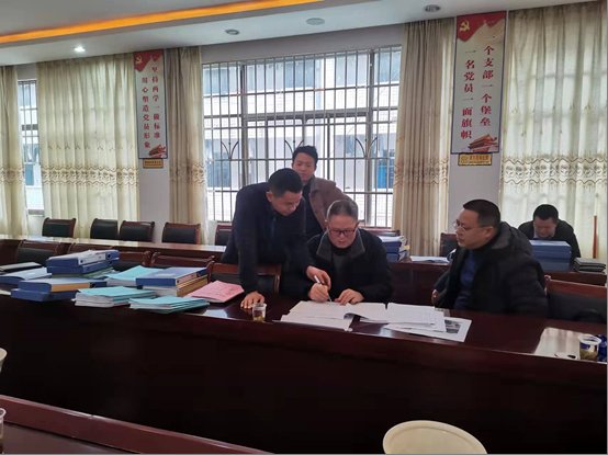 洞口县教育局向导来洞口四中检查工作