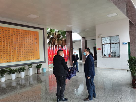 县政协主席检查引导洞口四中疫情防控工作