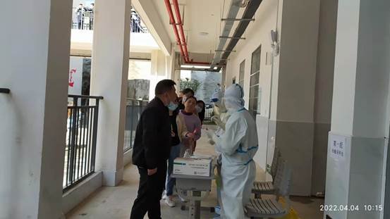 全体师生核酸检测 统统为了克服疫情——邵阳县白仓镇芙蓉黉舍师生进行核酸检测小记