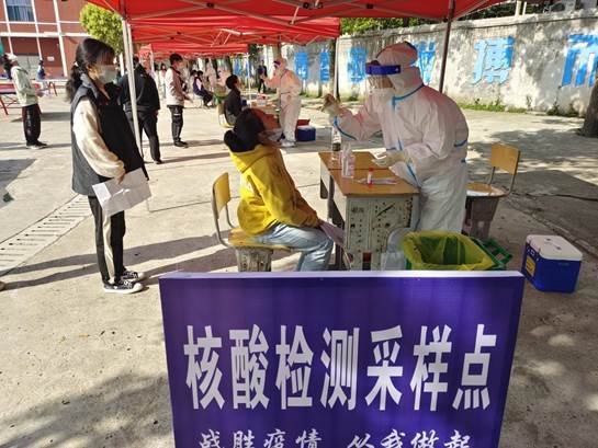 共抗疫情 你我偕行——金称市镇中学举行师生全员核酸检测应急演练运动