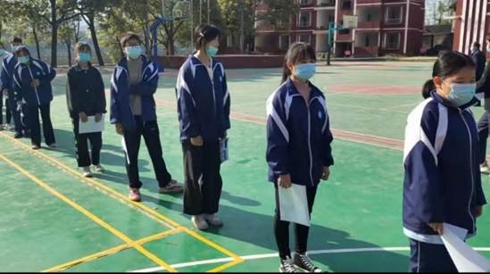 共抗疫情 你我偕行——金称市镇中学举行师生全员核酸检测应急演练运动