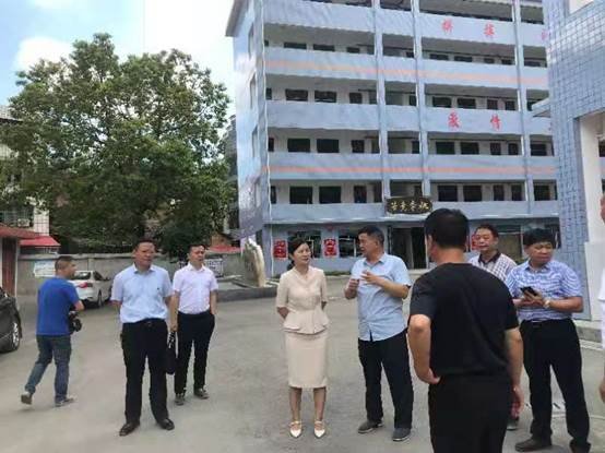 洞口县县委副书记郭向荣到高沙镇中学检查防溺水等工作