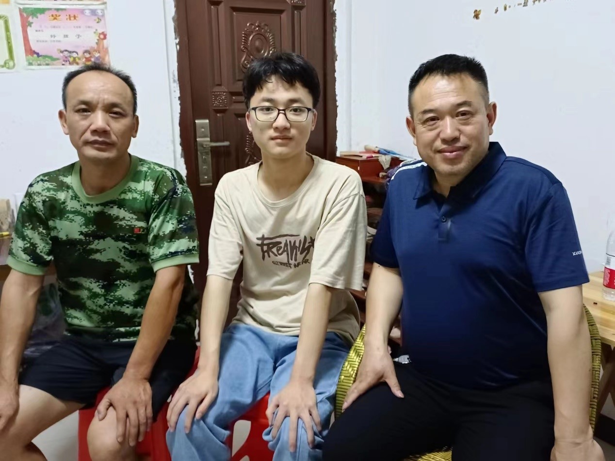 新宁县第三中学暑期实行“千师访万家”活动