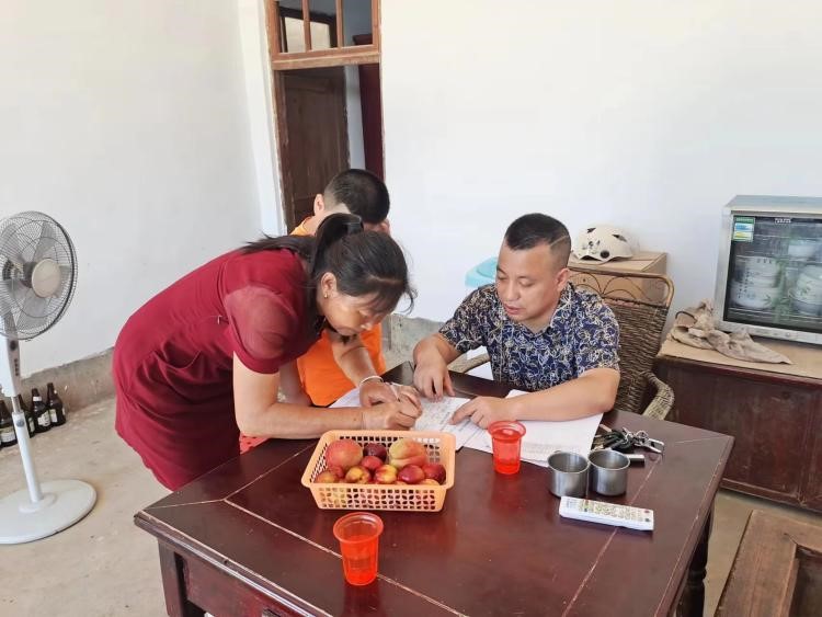 新宁县白沙中心小学开展“千师访万家”活动