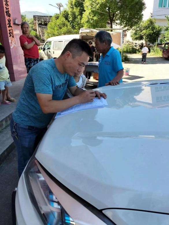 新宁县白沙中心小学开展“千师访万家”活动