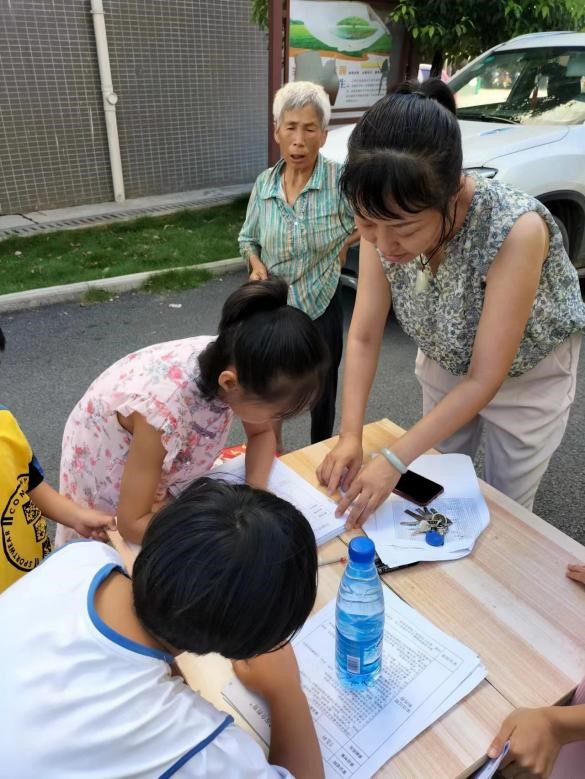 新宁县白沙中心小学开展“千师访万家”活动